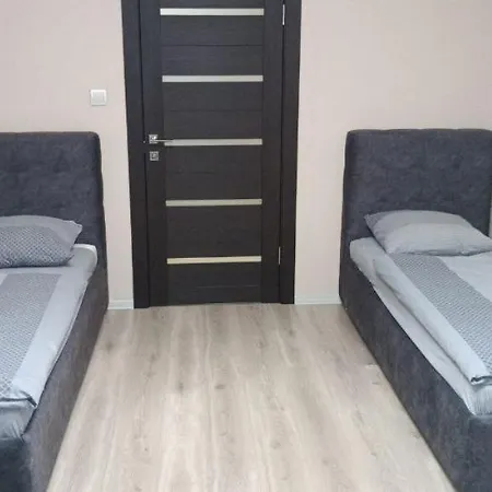 Hotelroom 21 *